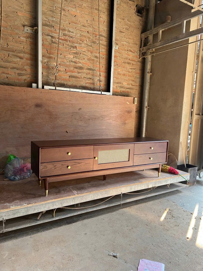 Kệ tivi chân cao hiện đại gỗ sồi DC32