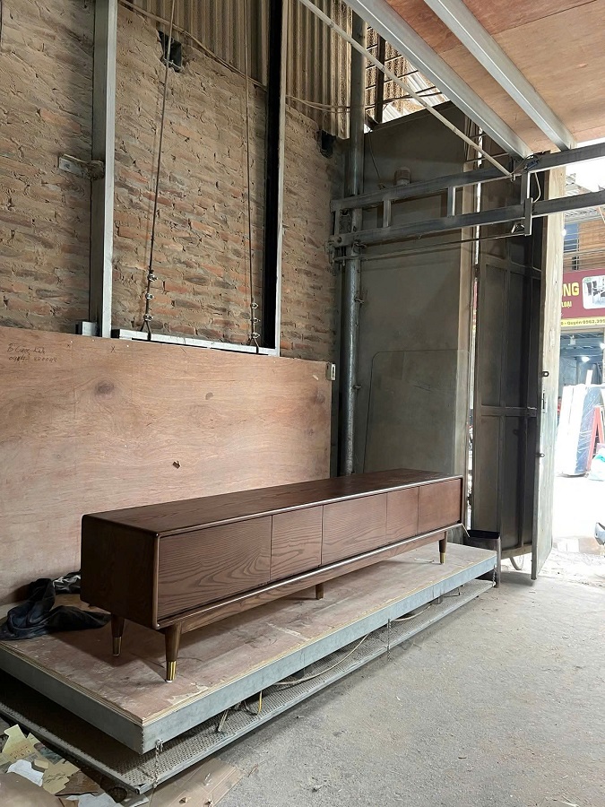 Kệ tivi gỗ sồi màu óc chó chân cao DC14