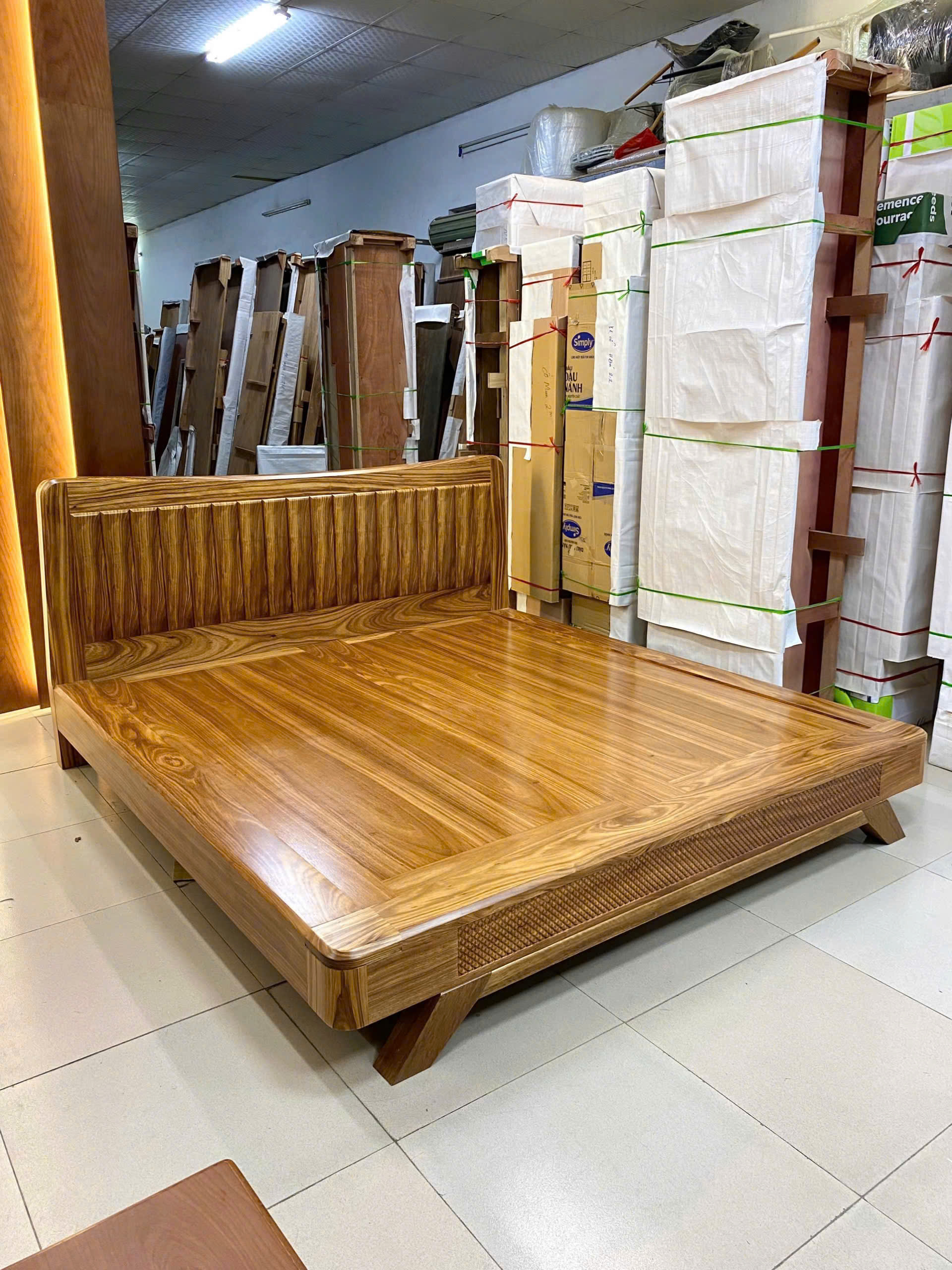 Giường ngủ chân thuyền gỗ hương xám 1m8 GN167