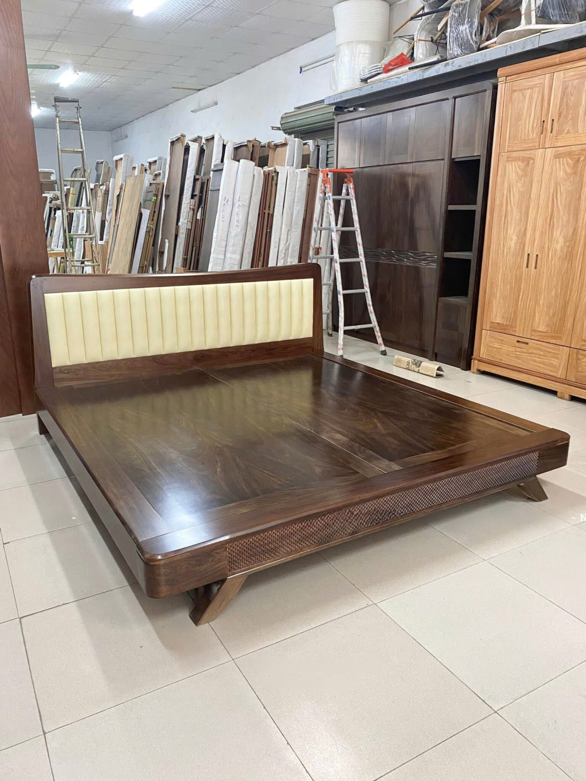 Giường chân thuyên gỗ hương bọc đệm GN161
